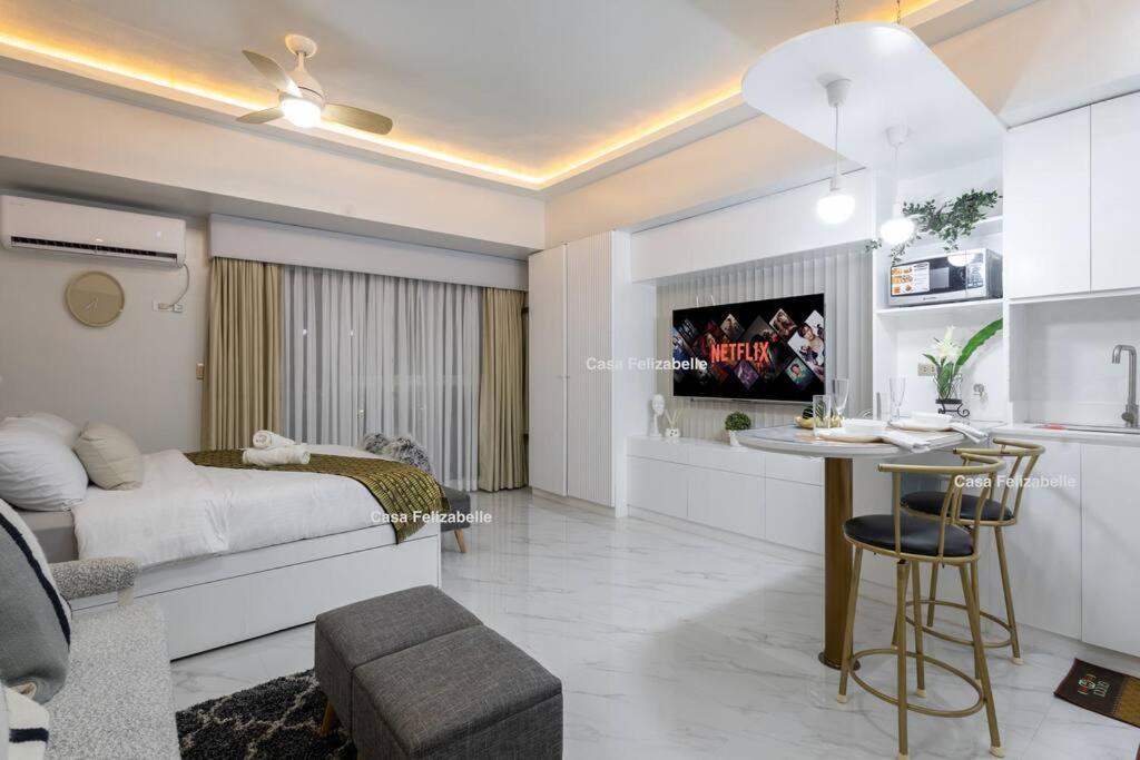 Casa Feliza Belle-veranda Overlooking Venice Grand Canal Gondola Ride, With Pool,gym,tennis,basketball Courts,sauna And Massage Apartment