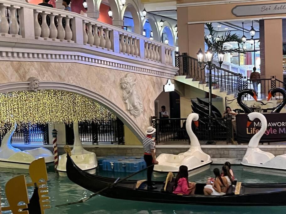 Casa Feliza Belle-veranda Overlooking Venice Grand Canal Gondola Ride, With Pool,gym,tennis,basketball Courts,sauna And Massage Apartment Manila