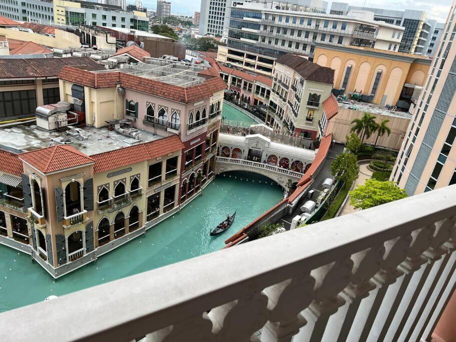 Casa Feliza Belle-veranda Overlooking Venice Grand Canal Gondola Ride, With Pool,gym,tennis,basketball Courts,sauna And Massage Apartment Manila